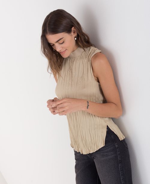 Camisa para mujer beige manga sisa con cuello elástico y efecto arrugado