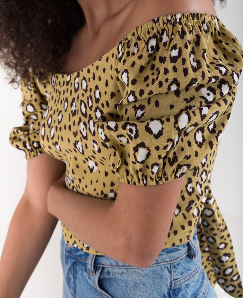 Camisa para mujer amarilla manga corta cropped con estampado