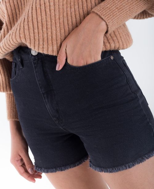 Short para mujer negro con ruedo desflecado en mezcla de algodón reciclado