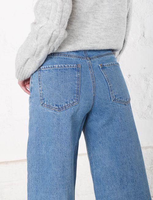 Jean amplio con bota ancha
