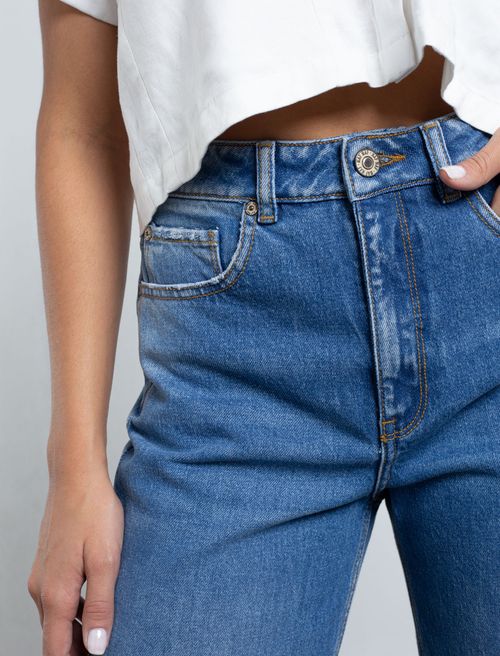 Jean Straight fit con recogido en bota
