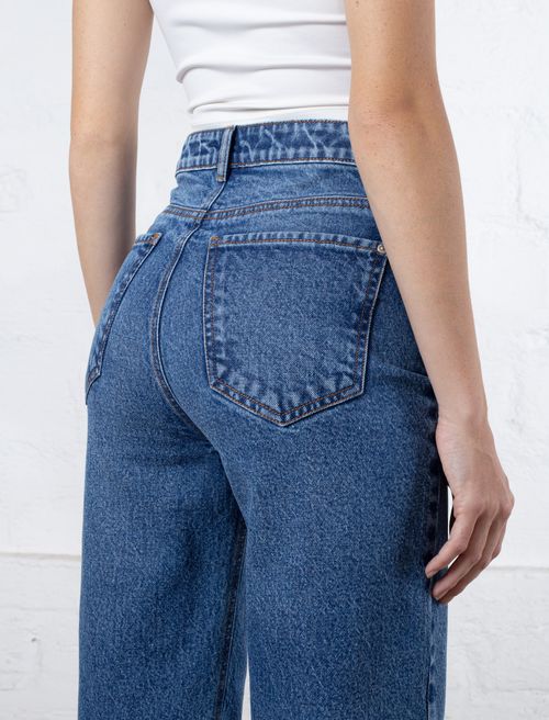 Jean Straight con diseño asimétrico