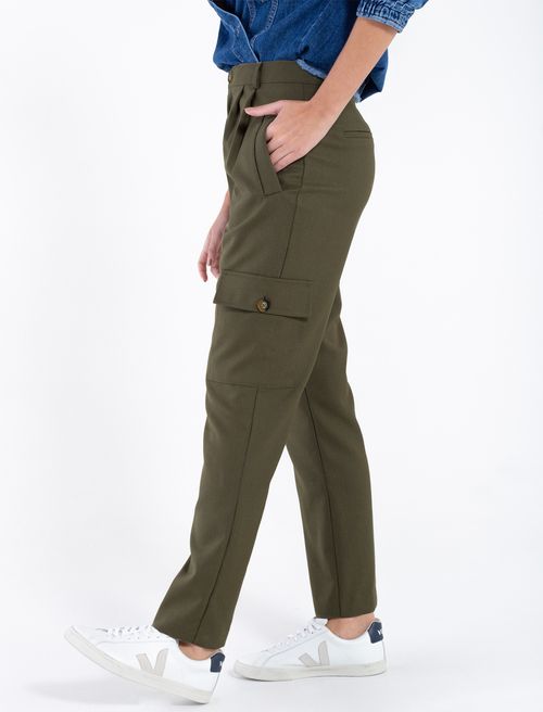 Pantalón con bolsillos tipo cargo