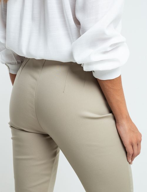 Pantalón Skinny con cortes