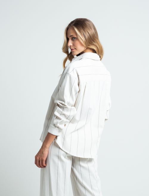 Camisa con diseño a rayas