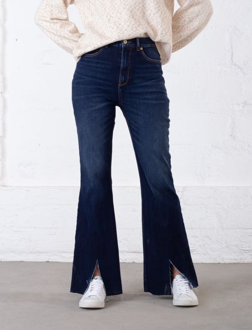 Jean fit Flare con cortes en bota