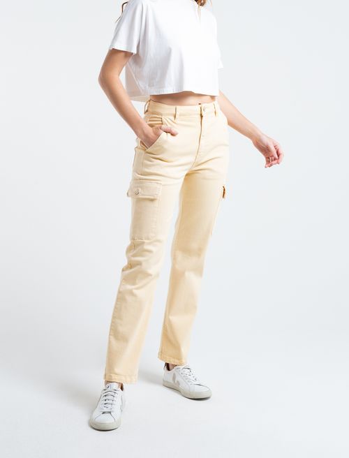 Pantalón con bolsillos tipo cargo