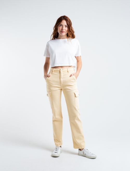 Pantalón con bolsillos tipo cargo