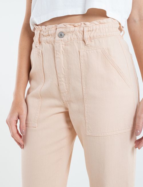 Pantalón con bolsillos de parche