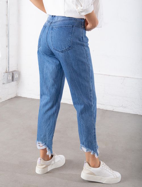 Jean con bota asimétrica