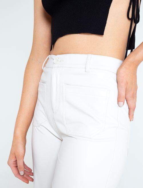 Pantalón tiro alto con bota ancha