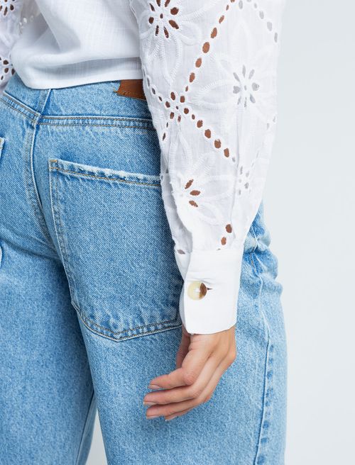 Camisa con escote en V