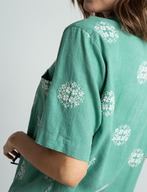 Camisa con apliques bordados
