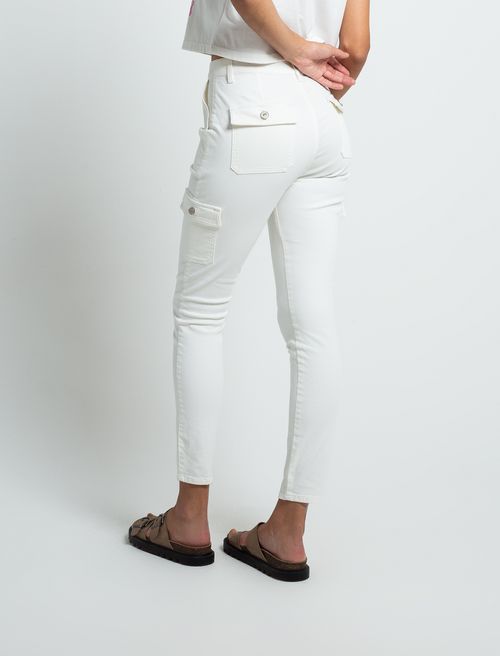 Pantalón de bolsillos con tapa