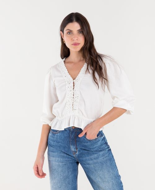 Camisa crudo marfil claro con encaje decorativo en el cuello