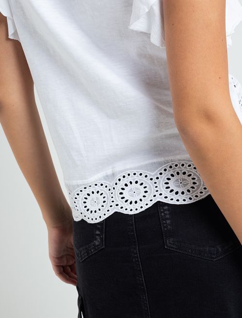 Camiseta con detalles desagujados
