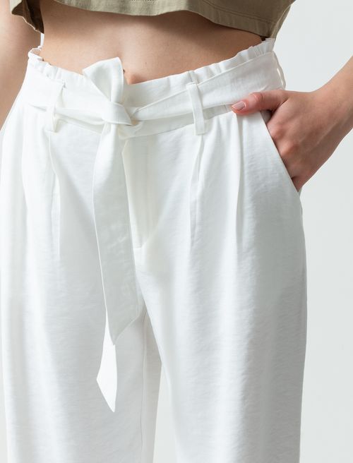 Pantalón con cinturón ajustable