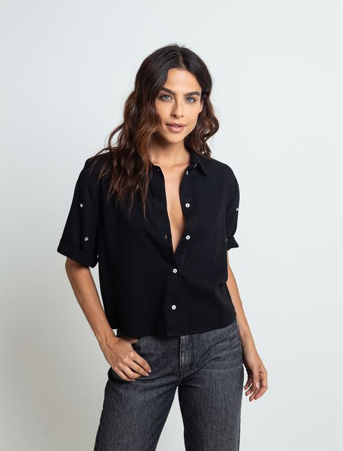 Camisa con apliques en mangas