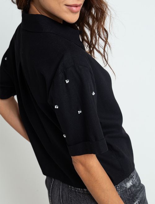 Camisa con apliques en mangas