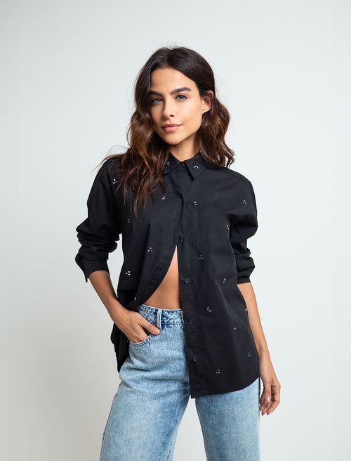 Camisa con apliques brillantes