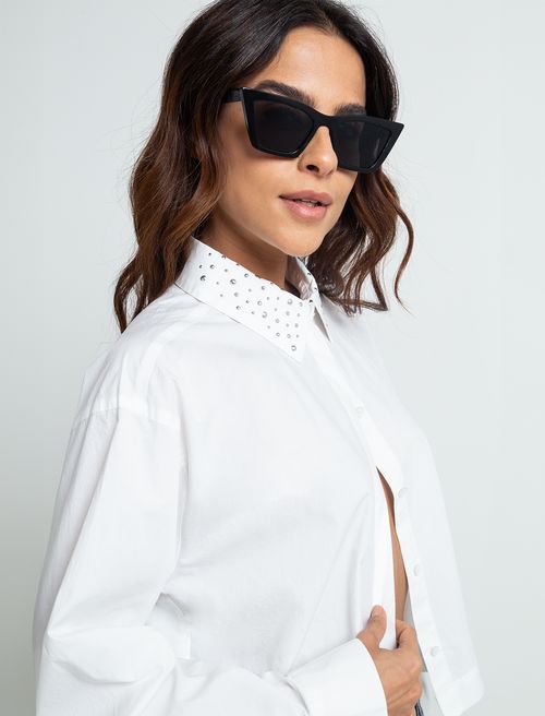 Camisa con apliques en cuello