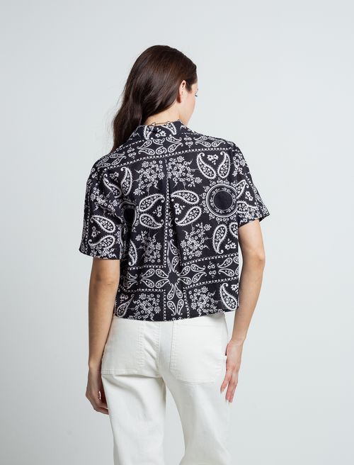 Camisa con estampados arabescos