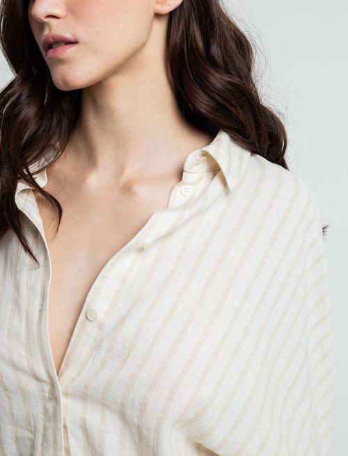Camisa con diseño a rayas
