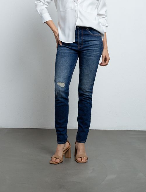 Jean con rotos localizados