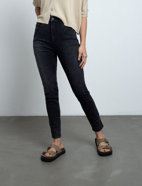 Jean con apliques brillantes