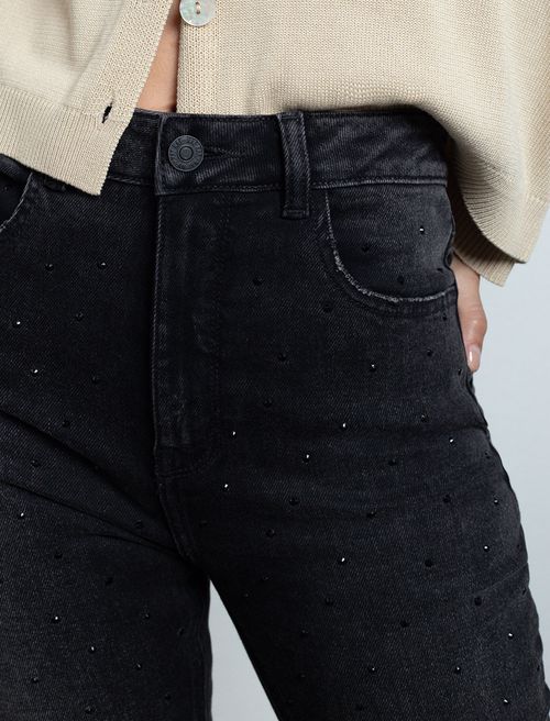 Jean con apliques brillantes