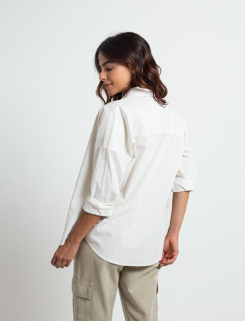 Camisa con diseño a rayas