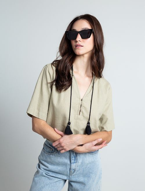 Camisa con escote en V
