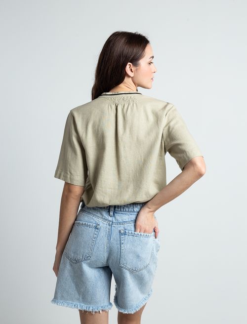 Camisa con escote en V