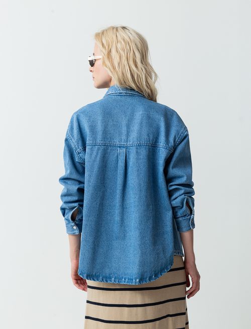 Chaqueta en denim tono medio