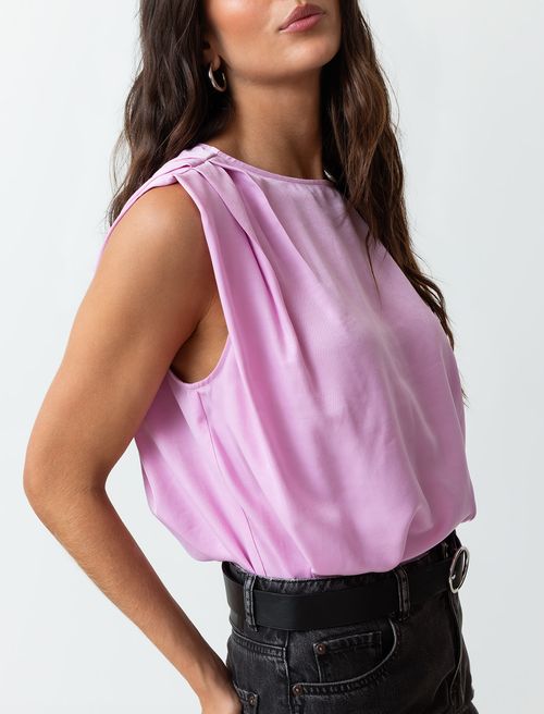 Camisa con recogido en hombros