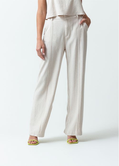 Pantalón con cortes decorativos en frente