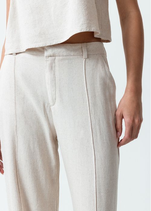 Pantalón con cortes decorativos en frente