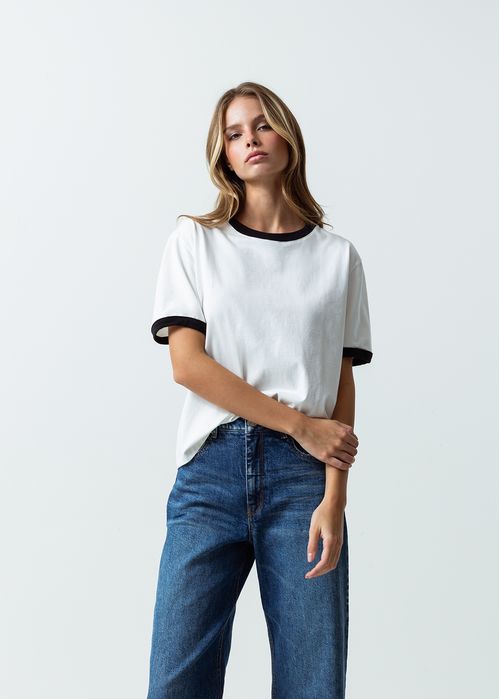 Camiseta básica con contraste de color