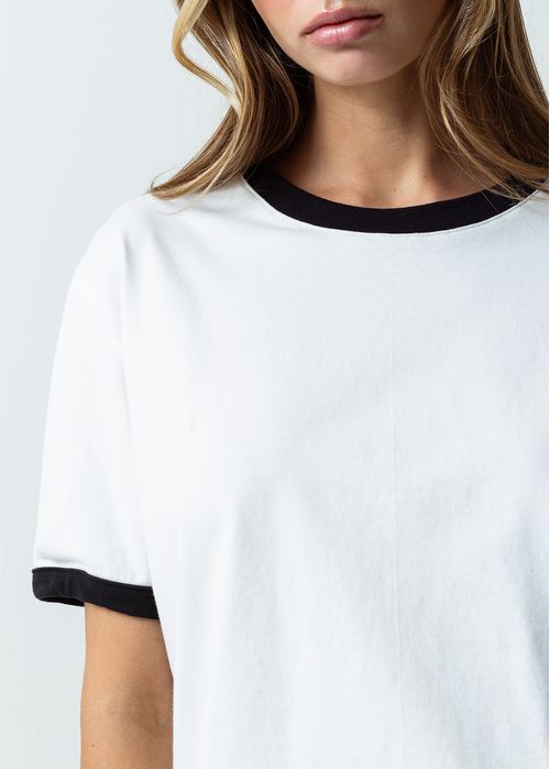 Camiseta básica con contraste de color