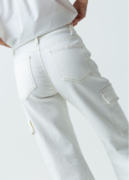 Pantalón Straight con bolsillos en costados