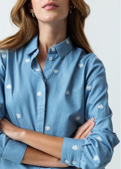 Camisa con bordados de flores