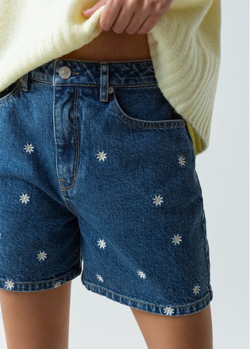 Short con flores bordadas