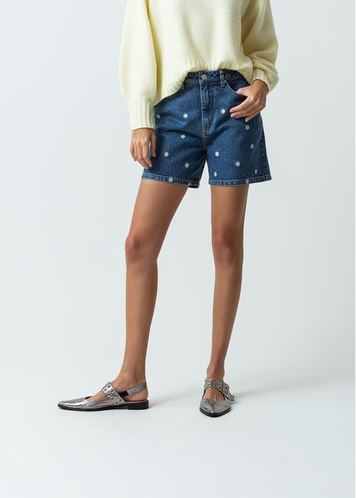 Short con flores bordadas