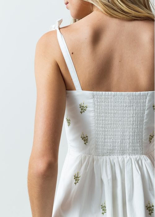 Vestido corto con detalles bordados