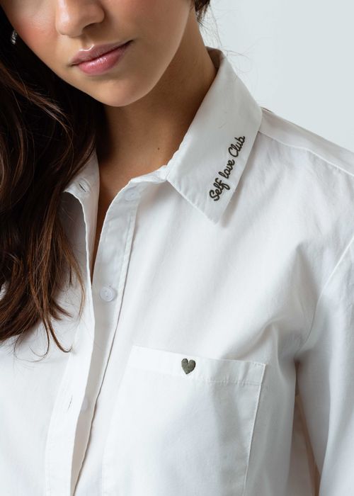 Camisa manga larga con apliques bordados