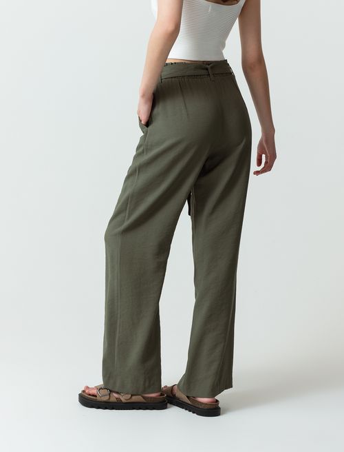 Pantalón con cinturón ajustable