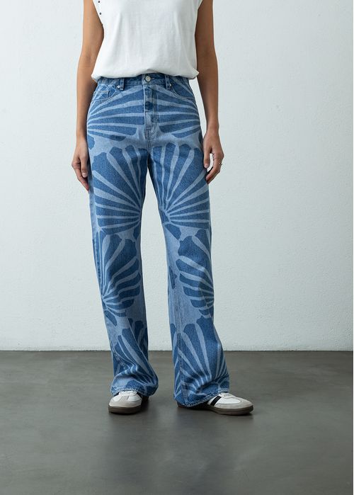 Jean Mom fit tiro súper alto estampado