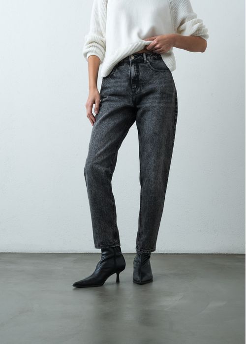 Jean Mom tiro súper alto en tono gris