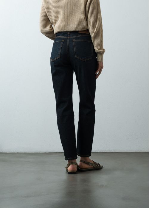 Jean Mom tiro medio tono oscuro