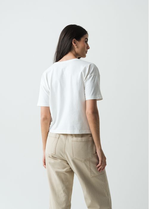 Camiseta manga corta con detalles bordados